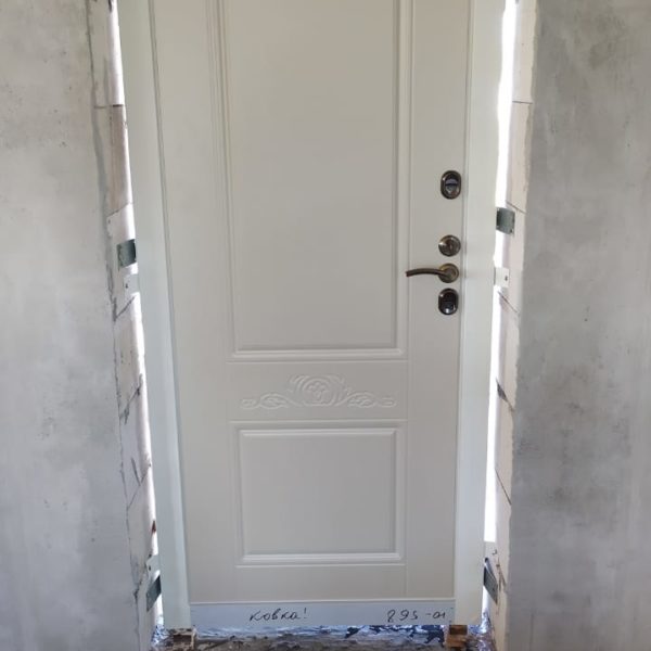 Белая дверь с ковкой